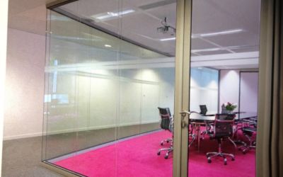 Cloison vitrée d'angle Cloison vitrée d'angle - Salle de réunion